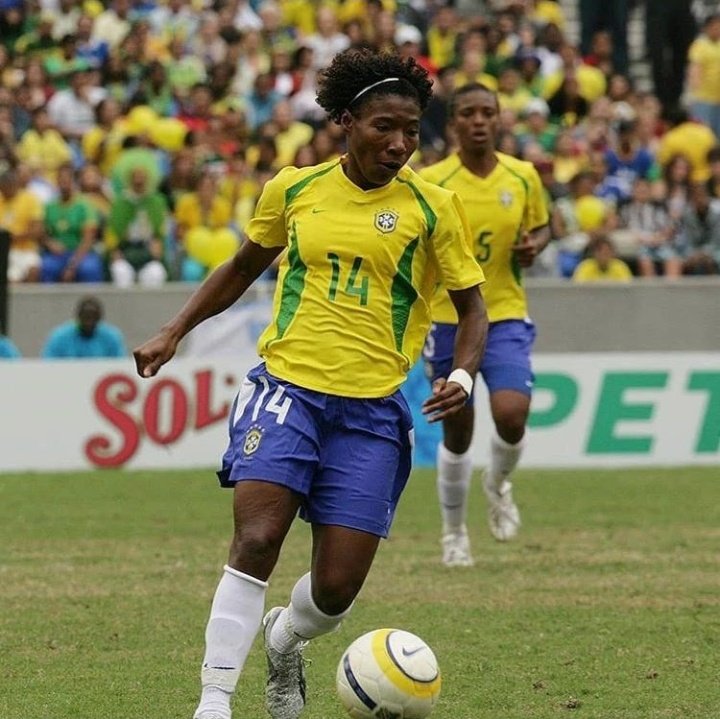 Pretinha em registro de sua trajetória no futebol