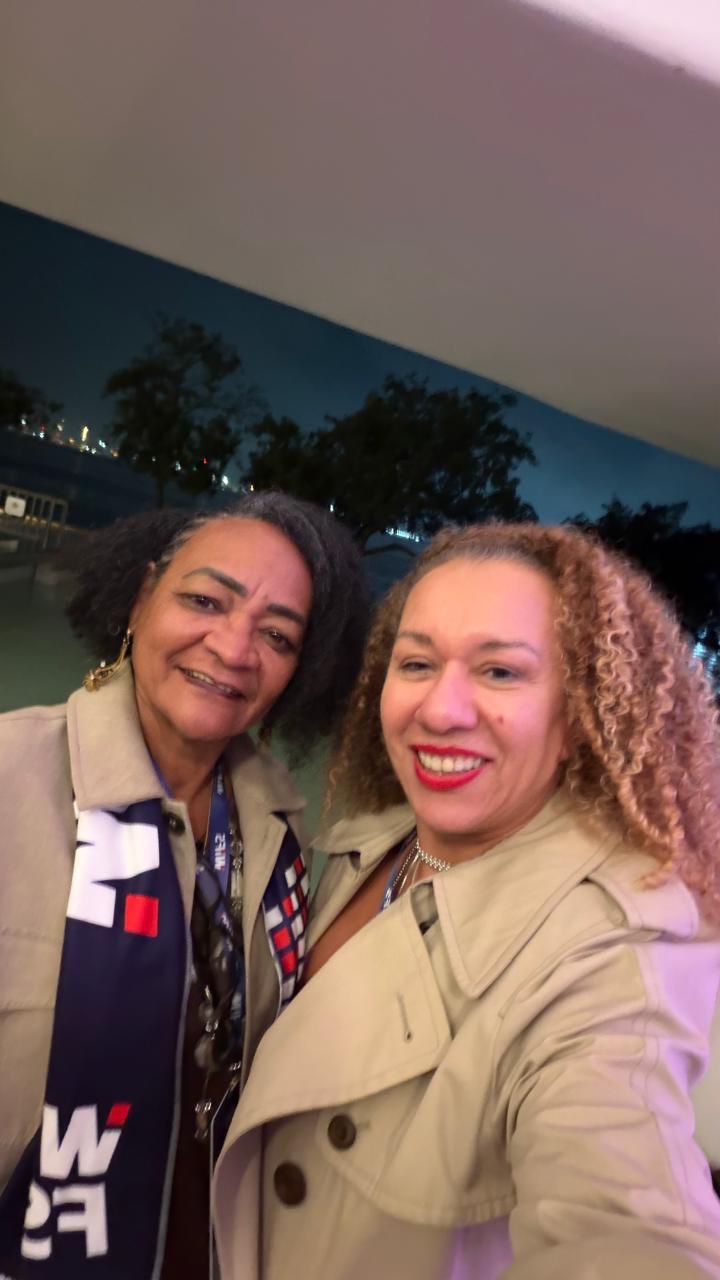 Patrícia Menezes e Andréa Bombom Maggiora juntas em um encontro das Pioneiras do Futebol